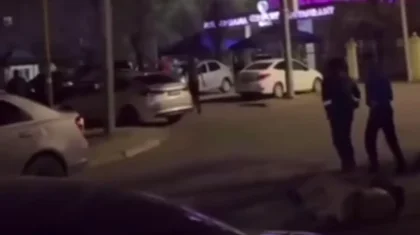 Атырауда бір топ адам қала тұрғынын аяусыз соққыға жықты (ВИДЕО)