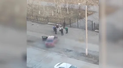 Екібастұзда құлап жатқан баланың басынан тепкілегендердің кім екені анықталды (ВИДЕО)