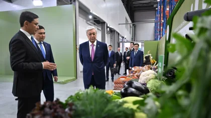 Тоқаев ауыл шаруашылығы өнімдерінің көрмесін аралап көрді