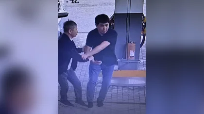 «Жеке бақылауымда»: Меркіде шетелден келген мототуристердің біріне ер адам екі рет пышақ сұққан