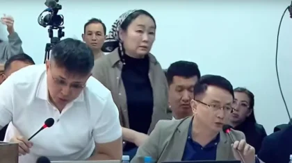 Шұғыл: Шерзат Полаттың сотында анасының жағдайы нашарлап, сот ғимаратына жедел-жәрдем келді