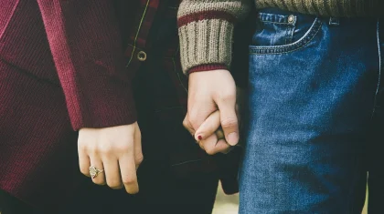 «Шетелдікке тимеді»: Жан Ахмадиев отбасылы еркектен екіқабат болған әпкесін мақтаймын деп сынға қалды