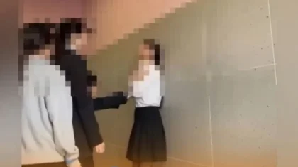 Ақтау мектебінде бір-бірін талдырып ойнаған оқушы қыздарды полиция тізімге алады (ВИДЕО)