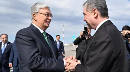 Тоқаев Түркістан әуежайында Гурбангулы Бердімұхамедовті қарсы алды