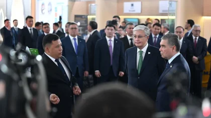 Тоқаев пен Бердімұхамедов өнеркәсіп көрмесін аралап көрді