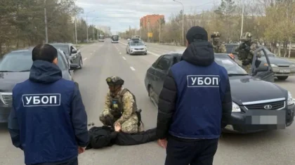 Көкшетауда такси жүргізушісінің зәресін алған үш жігітті полиция қаланың қақ ортасынан ұстап әкетті (ВИДЕО)