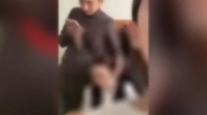 Семейде мұғалім сабақ үстінде оқушы қыз баланың мойнынан сипалаған (ВИДЕО)