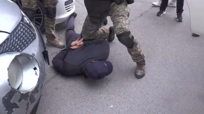 Алматыда полицияның атын жамылған жігіттер бір адамның ақшасы мен көлігін тартып алған (ВИДЕО)
