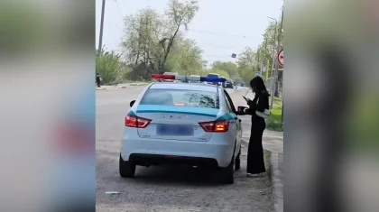 Алматы облысында жас қызды «Саяхатқа» апарып тастағысы келген полицейлер жұмысынан айырылды (ВИДЕО)