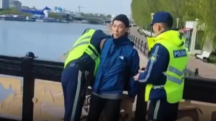 Астанада велосипед теуіп жүрген жігітті қолын қайырып алып кетті: полиция түсініктеме берді (ВИДЕО)