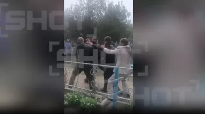 Ресейдегі зираттардың бірінде полиция мен үй-күйі жоқ адамдар тамаққа «таласып», төбелесіп қалды (ВИДЕО)
