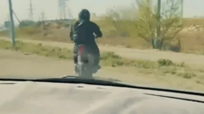 Абай облысында мотоциклін мас күйде, нөмірсіз жүргізген ер адам жауапқа тартылды