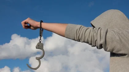 Алматыда қамаудағы адамның қашып кеткен сәті видеоға түсіп қалды