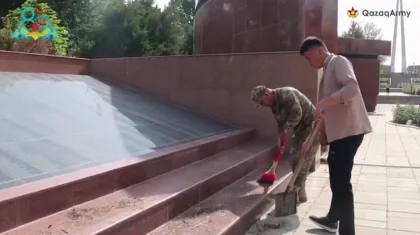 Шымкенттегі әскери қызметшілер «Даңқ» мемориалын тазалады (ВИДЕО)