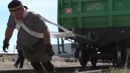 Шымкентте 120 тонна болатын вагондарды сүйреген алып күш иесі рекорд орнатты