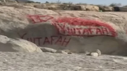 Маңғыстауда демалушылар тастарға жазу жазып, жағалауды қоқысқа толтырды