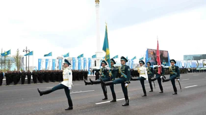 Әскери парадта Рақымжан Қошқарбаев тіккен тудың көшірмесі алаңға шығарылды