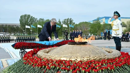 Тоқаев «Отан Ана» монументіне гүл шоғын қойды