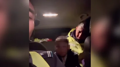 «Менің телефоным қайда?»: Шу полициясы түн ортасында трассадан тауып алған бүлдіршіннің анасы қызық реакция танытты (ВИДЕО)