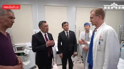 «Құйрығың креслоға жабысып қалды ма?»: Садыр Жапаров үш бала қаза тапқан ауруханаға ашулы күйде жетіп келді (ВИДЕО)
