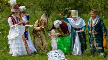 Бүгін қазақстандықтар Аналар күні мерекесін атап өтіп жатыр