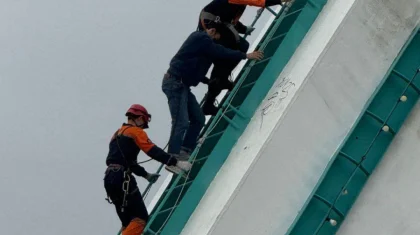 Астанада көпірдің аркасына шығып кеткен адам құтқарылды