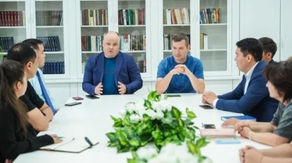 Максим Рожин «Сөйле» клубының мүшелеріне қазақ тілін тез үйреніп алудың жолын көрсетті