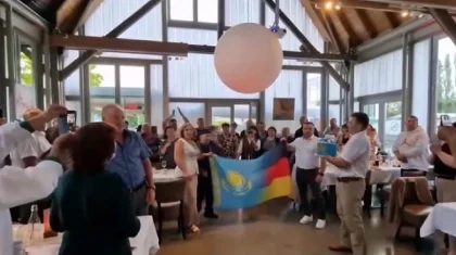 Германияға көшіп кеткен неміс азаматтары Қазақстанның әнұранын орындап, жұртты елжіретті (ВИДЕО)