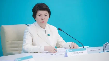 Депутат Сүлейменова суға хлор қосып, еден жуатын әйелдер үшін үкіметтен өтемақы талап етті (ВИДЕО)