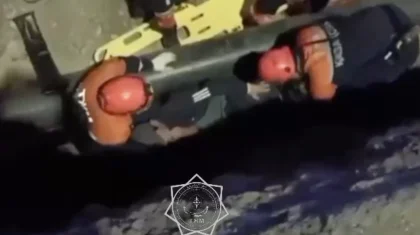 Алматыда су құбырын жөндеп жүрген ер адам үш метр тереңдікке құлап кетті (ВИДЕО)