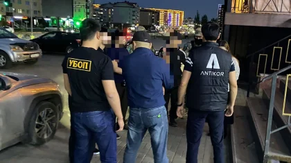 Ақтөбеде кәсіпкерлерді бопсалап, ақша алған «антикор» ұсталды