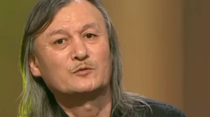 «Ақша беруге мәжбүр болдым»: Ұлықпан Жолдасов неліктен шашын қысқартпайтынын түсіндірді