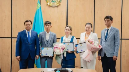 Түркістан облысының әкімдігі ҰБТ-дан 140 балл жинаған оқушыға ноутбук сыйлады