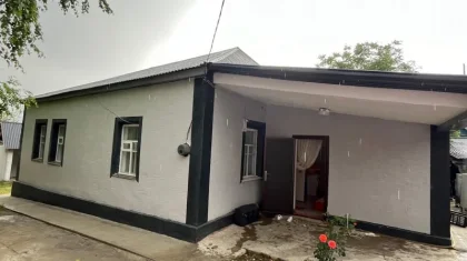 Түркістан облысында түлектер мұқтаж отбасына алты бөлмелі үй сыйлады