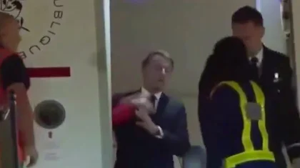 Макрон ұшақтан түсе бергенде әйелінің оны бет-аузынан ұрғаны видеоға түсіп қалған
