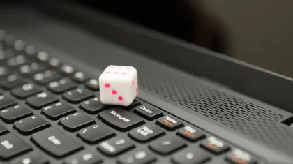 Ақтау тұрғыны көлік, телефон, ақша ойнатамын деп сотты болды