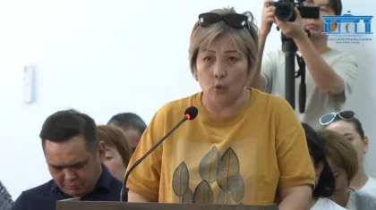 «Төрт адам жүріп, жалғыз Шерзатты қорғай алмады»: сотта Тоқтаубаевтардың анасы сөз сөйледі