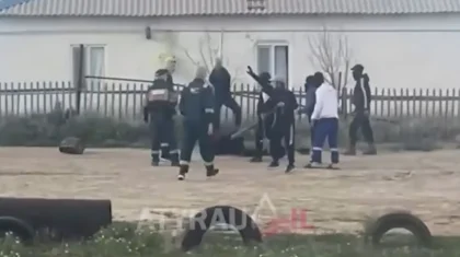 Атырау облысында бір топ адам жерде жатқан еркекті таяқпен аяусыз ұрды (ВИДЕО)
