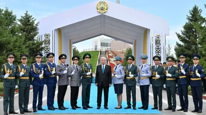 Тоқаев әскери оқу орындарының үздік түлектеріне офицерлік шен тапсырды