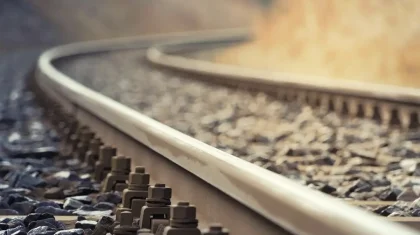 Жамбыл облысында пойыз трактордың тіркемесін соғып кете жаздады (ВИДЕО)