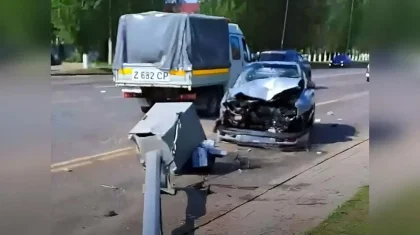 Астанада жеңіл көлік жол жиегіндегі жарық бағанына соғылды