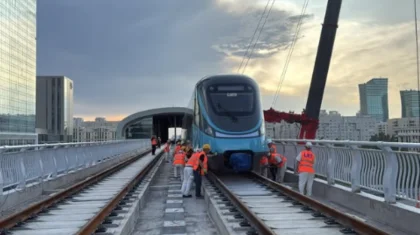«Абу Даби Плаза» стансасында LRT-ның екінші құрамы орнатылды (ВИДЕО)