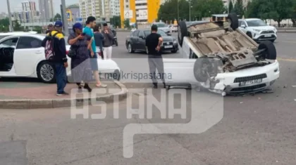 Астананың қақ ортасында екі көлік соқтығысып, біреуі аударылып қалды