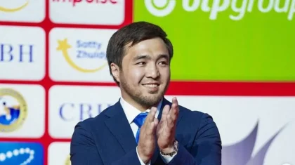 «Енді балаларымыз күреседі»: Елдос Сметов Венгрияда ағылшынша сөйлеп жүр