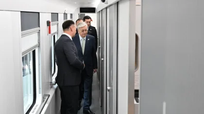 Тоқаев жолаушылар вагонын шығаратын зауыттың жұмысымен танысты