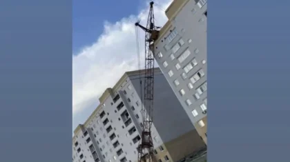 Ақсуда қатты желден құрылыс краны көпқабатты үйге құлады: тұрғындар баспанасыз қалды