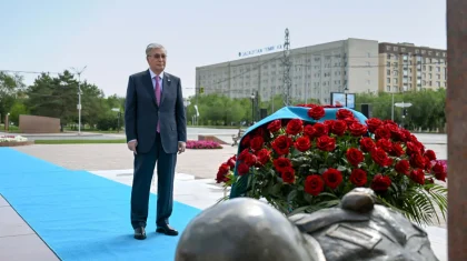 Тоқаев Ақтөбе облысында Әлия Молдағұлованың ескерткішіне гүл шоғын қойды