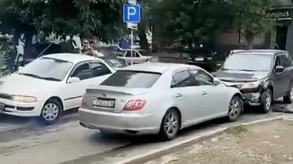 Өскеменде ер адам аулада тұрған бірнеше көлікті соғып, қашып кеткен: істің мән-жайы анықталды