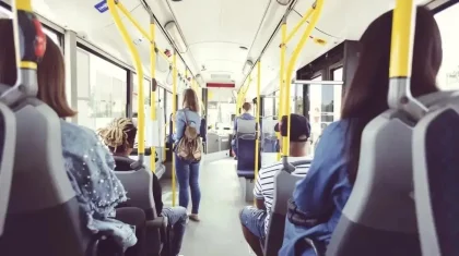Шымкентте автобуста тұрған әйел адамның шашын жұлып кетті