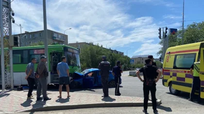 Атырауда жеңіл көлік пен жолаушылар автобусы соқтығысып, төрт адам зардап шекті